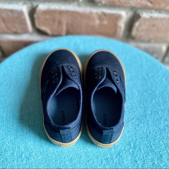 Size 7 Toddler NWOT Old Navy Slip-on Sneakers - Picture 6 of 7